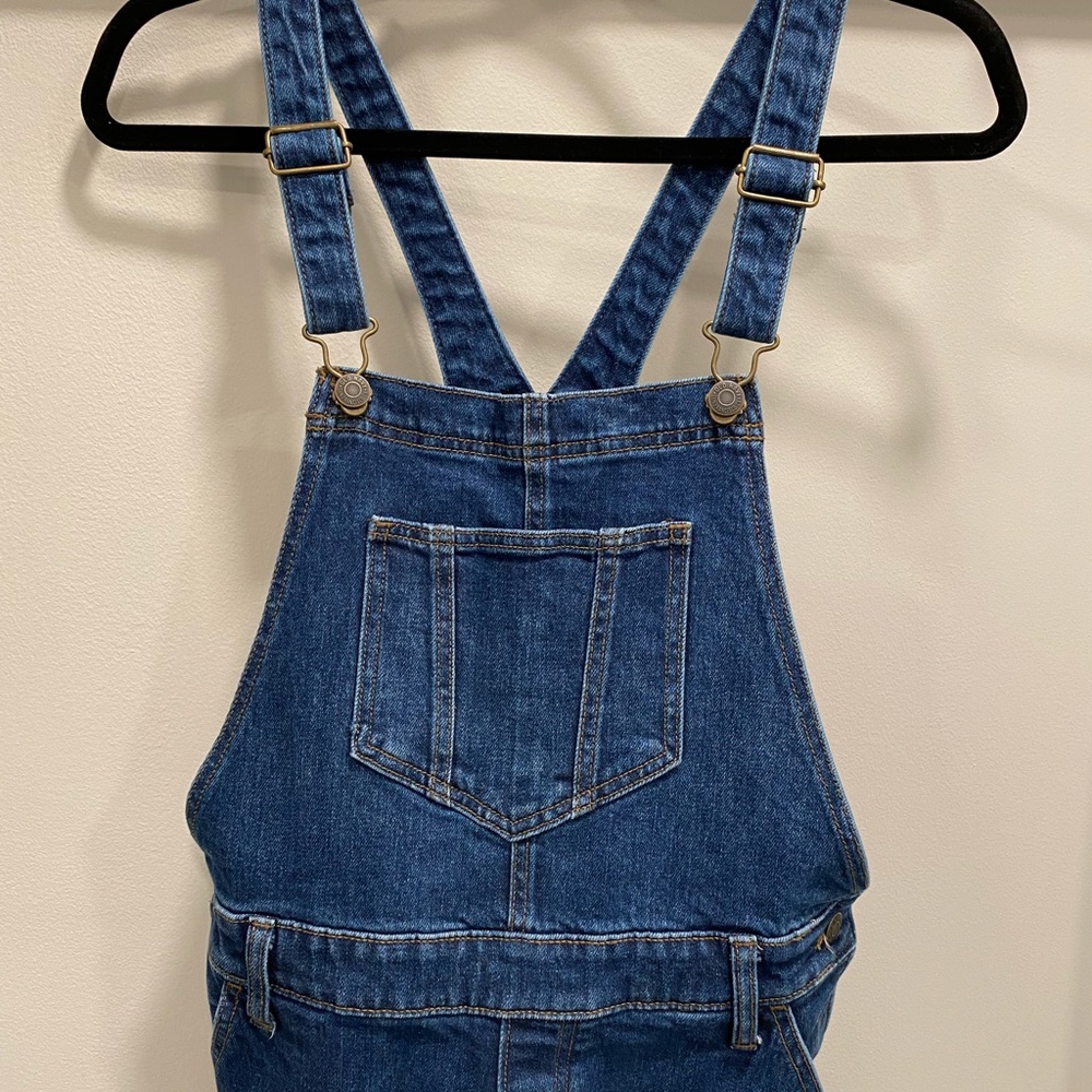 Trendy Old Navy womens denim overalls, loose fit, straight leg. Size 6 Tall